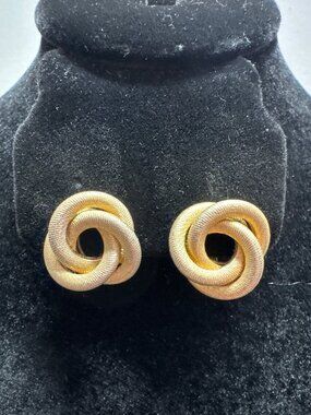 Vintage Sarah Coventry Matte Gold-Tone Coiled Knot Clip-On Earrings Elegant Text